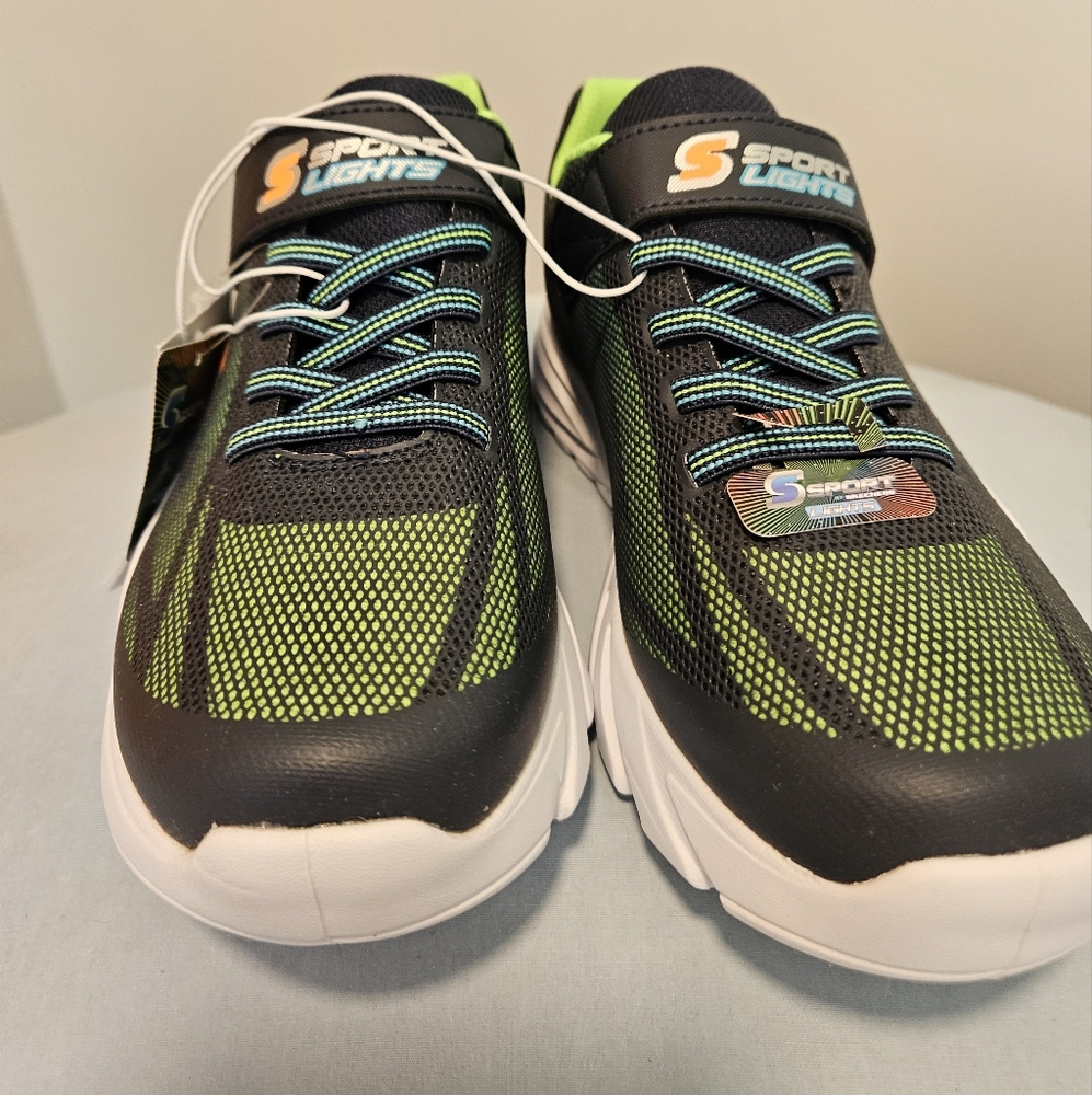 Boys Sketchers Black & Green Light Up Sports Sneaker Size 6 NWT
